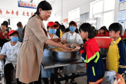 教師總量不足是中小學(xué)和幼兒園面臨的難解之題