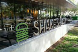 在公司預測今年同店銷售疲軟之后 Shake Shack分享了洗盤