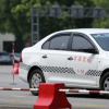 科目一考試：雨天行車遇撐雨傘和穿雨衣的行人在公路上行走時(shí)應(yīng)怎樣做