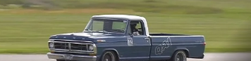 福特F-100 Ranger XLT在賽道上羞辱運動和肌肉車